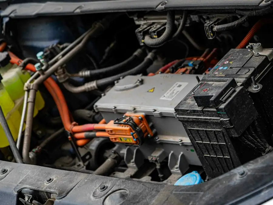 Motor de carro com fiação visível