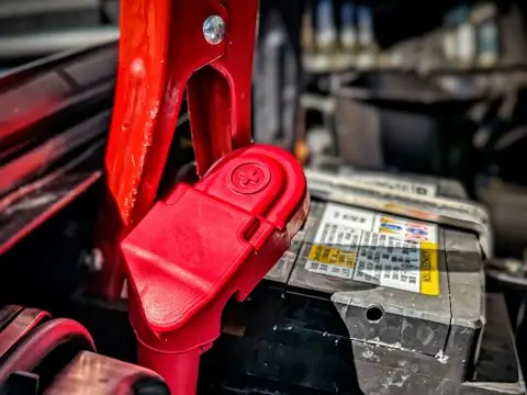 um alicate vermelho em cima de um carro