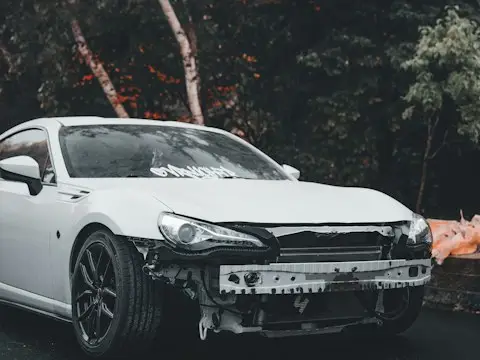 Carro branco com o para-choques dianteiro removido
