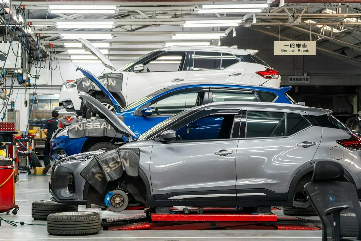 Carros sendo consertados em uma oficina